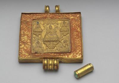 图片[3]-Buddhist amulet case with coral and pearl inlay, prayer beads, and ribbon, Qing dynasty, 18th c., Tibetan work-China Archive